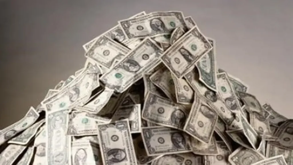 تراجع مفاجئ.. سعر الدولار الأمريكي يسجل مستويات جديدة أمام العملات الرئيسية